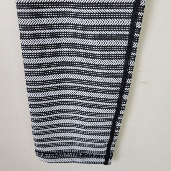 𝅺zyia Active Chevron Striped Crop Leggings High Rise Black White 6-8 - Picture 3 of 10